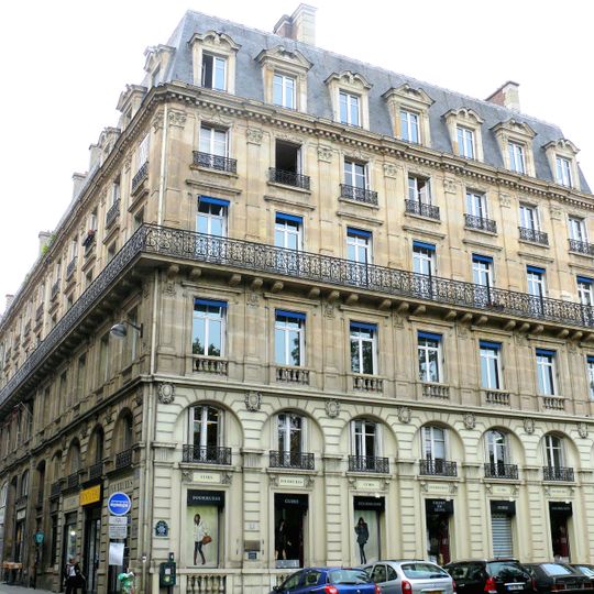 Immeubles aux abords de l'église de la Trinité