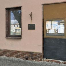 Pamětní deska generála Vladimíra Přikryla na domě 18 v Křinci