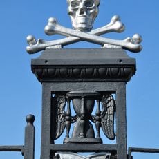 Begraafplaats: smeedijzeren hek