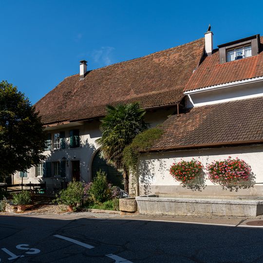 Wohnhaus und Brunnen