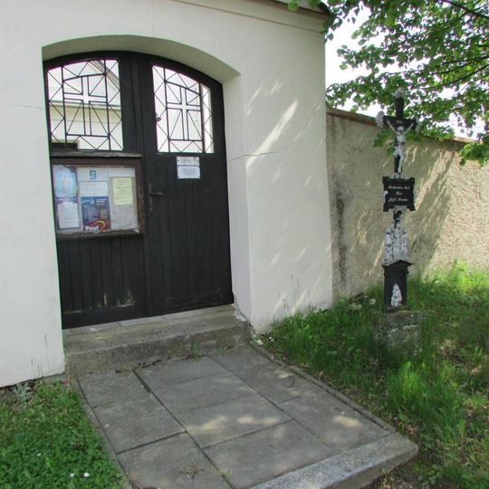 Kříž před kostelem sv. Prokopa v Pohnání