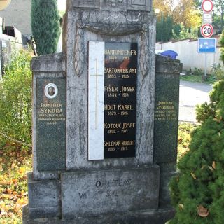 Pomník padlým v Chýnicích