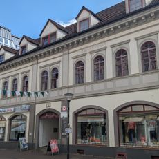 Wohnhaus in geschlossener Bebauung sowie Seitenflügel im Hof Hauptstraße 43