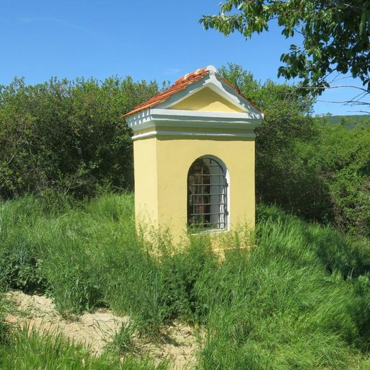 Kaplička v remízu západně od Miřetic