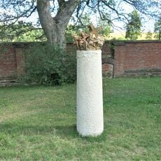 Sloup zastavení II. na křížové cestě v parku kláštera v Teplé