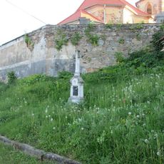 Kříž u kostela ve Všehrdech