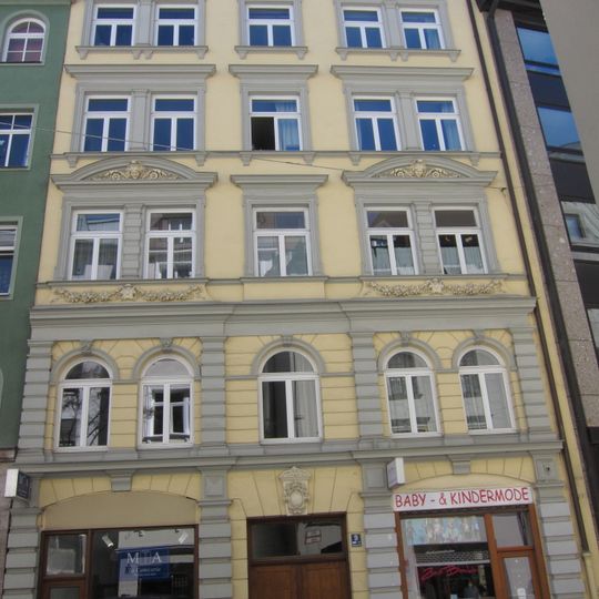 Geschäfts- und Mietshaus