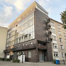 Wohnhaus mit Zuwegung und Leuchten Eosanderstraße 18-18C