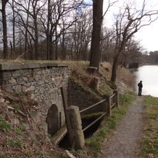 Propustek v hrázi rybníka Bezdrev