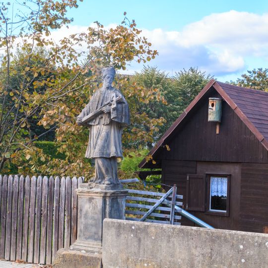 Socha svatého Jana Nepomuckého na mostě v Benešově ulici ve Sloupu v Čechách
