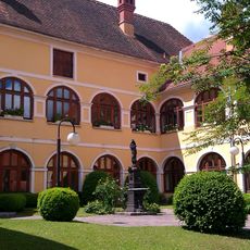 Dechanthof mit ehem. Wirtschaftsgebäuden und Brunnen