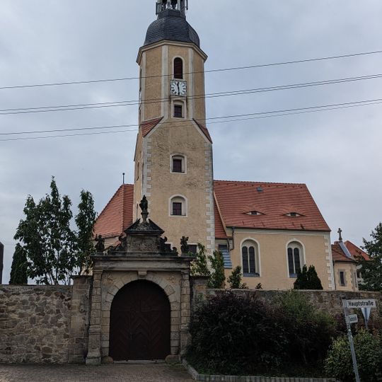 Kirche Zeithain, Kirchhofsportal und Einfriedungsmauer, Epitaph, Grabmal sowie Kriegerdenkmale Hauptstraße -