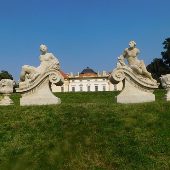 Sochy najád v zámeckém parku ve Slavkově