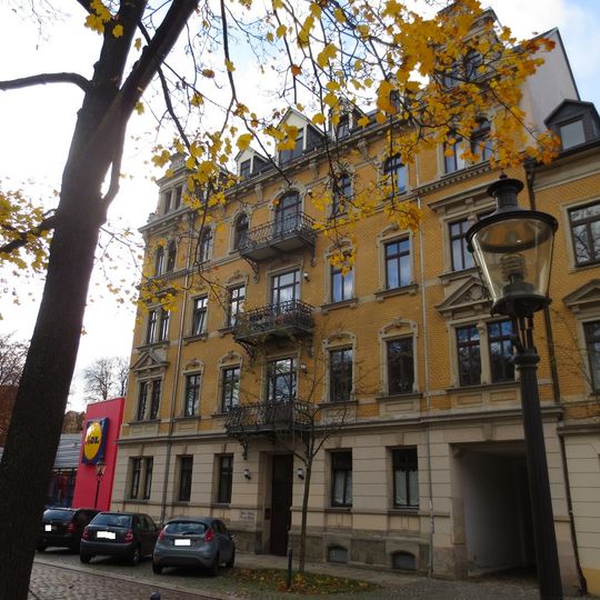 Mietshaus in halboffener Bebauung und rückwärtige hofumschließende Gewerbebauten Zöllnerplatz 9