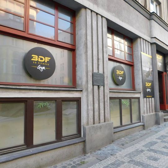 Pamětní deska Josefa Kletečky na domě Veletržní 826/63 na Letné