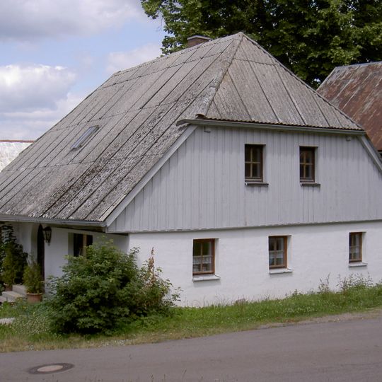 Erdgeschossiges Halbwalmdachhaus