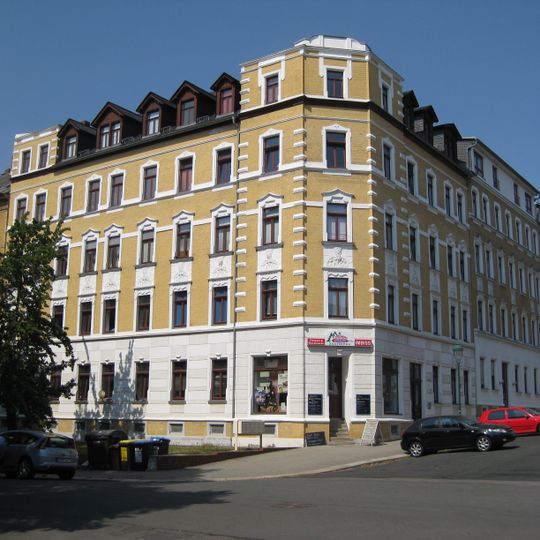 Mietshaus in geschlossener Bebauung in Ecklage, mit Vorgarten zur Altenhainer Straße Wittenberger Straße 10