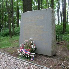 Památník východně od Měcholup