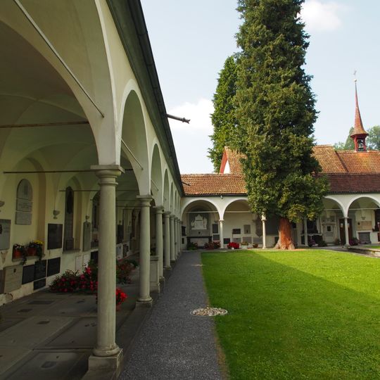 Friedhofhallen im Hof mit Friedhofkreuzen und Epitaphien