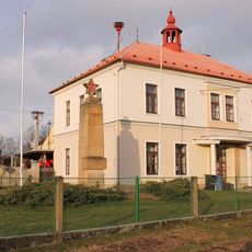 Pomník padlým v Bělkovicích u školy