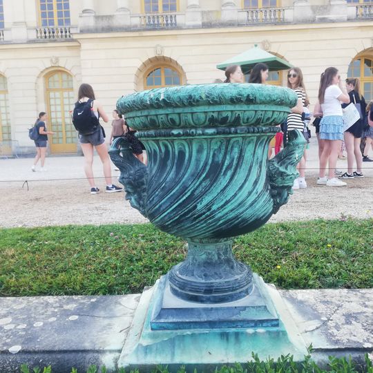 Vase aux visages grimaçants