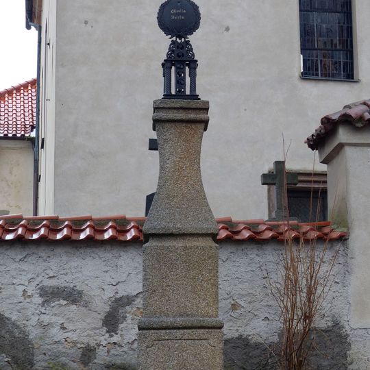 Kříž v Kondraci u kostela