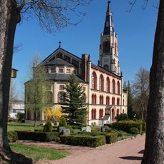 Einzeldenkmal der Sachgesamtheit Marienkirche und Friedhof Gersdorf: Kirche mit Ausstattung, Bestattungshalle, Wohnhaus des Friedhofswärters, Soldatengräber für die im 2. Weltkrieg gefallenen Soldaten und Gedenksteine für die Opfer des Faschismus