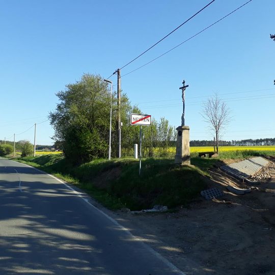 Kříž jihovýchodně od Nevřeně