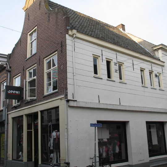 Pand met eenvoudige klokgevel