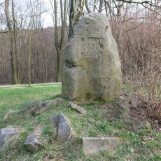 Pomník nejasného účelu v parku u hřbitova v Českém Krumlově