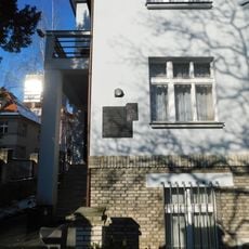 Pamětní deska Vavro Šrobára na domě Šrobárova 2100/49 v Praze