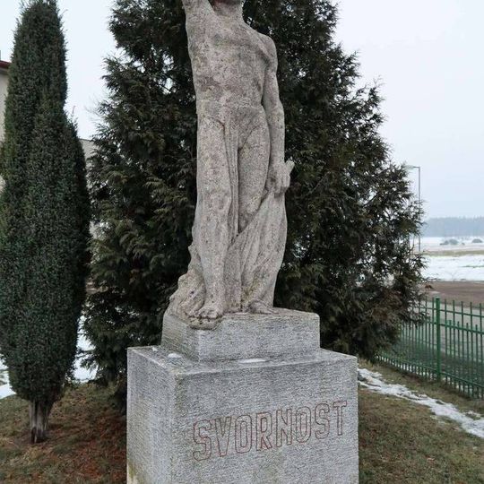 Socha "Svornost" před sokolovnou v Komárově