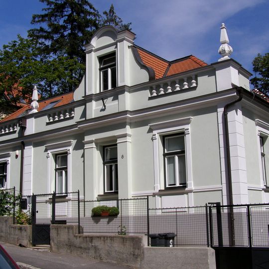 Vila a záhrada, vila