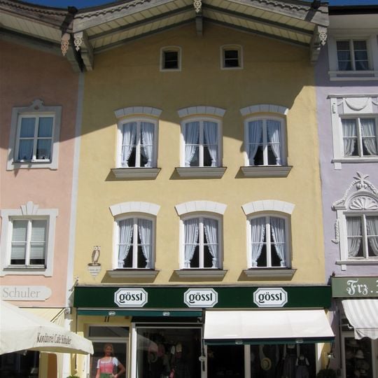 Wohn- und Geschäftshaus