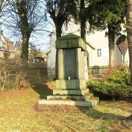 Pomník padlým u kostela v Dolní Poustevně