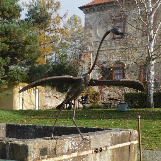 Plastika Pirkenštejský ptáček v předzámčí v Ratajích