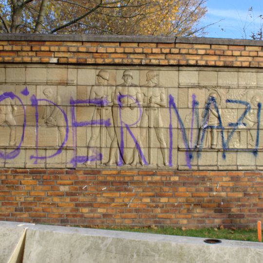 Relief an Kasernenmauer