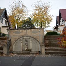 Wandbrunnen und Treppenanlage