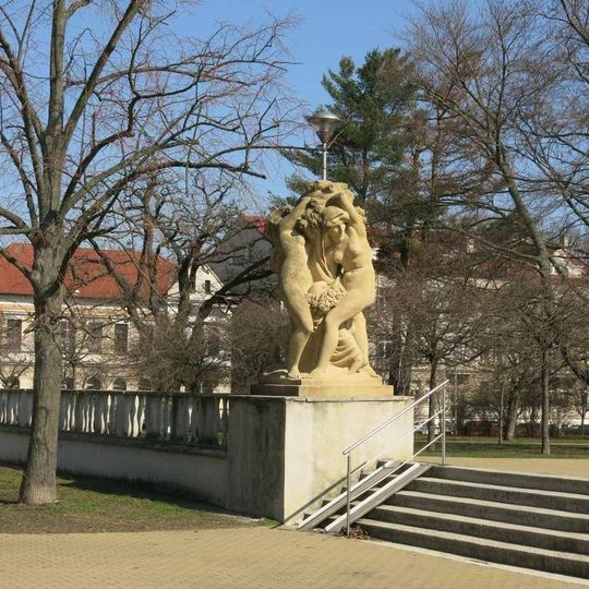 Sousoší tančících žen vlevo u schodů do parku Výstaviště
