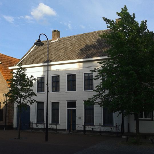 Herenhuis met gebosseerd gepleisterde lijstgevel