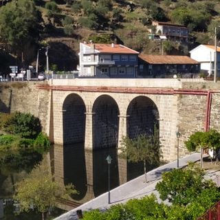 Ponte rodoviária sobre o rio Pinhão