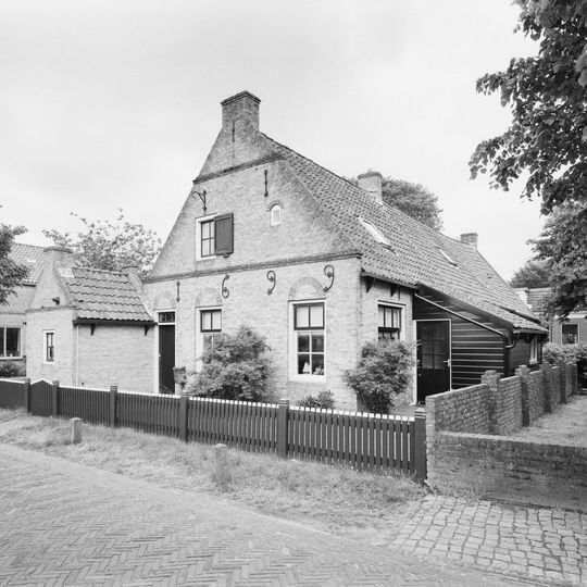 Karakteristiek Amelander huis onder zadeldak tussen topgevels