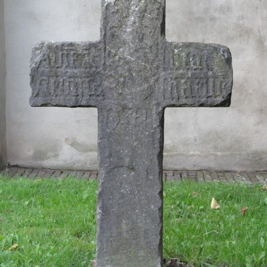 Natuurstenen grafkruis op het terrein van de Herv. Kerk