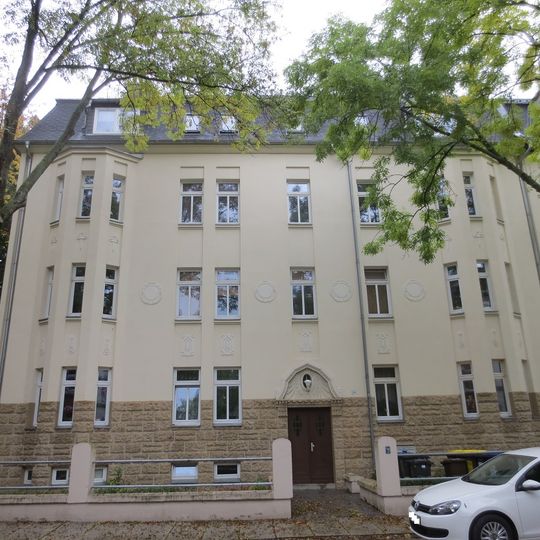 Mietshaus in halboffener Bebauung , mit Vorgarten und Einfriedung Straßburger Straße 24