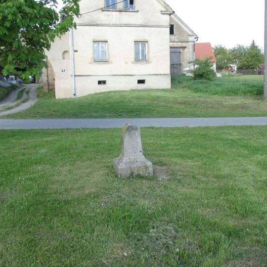 Kříž v Krsově na návsi