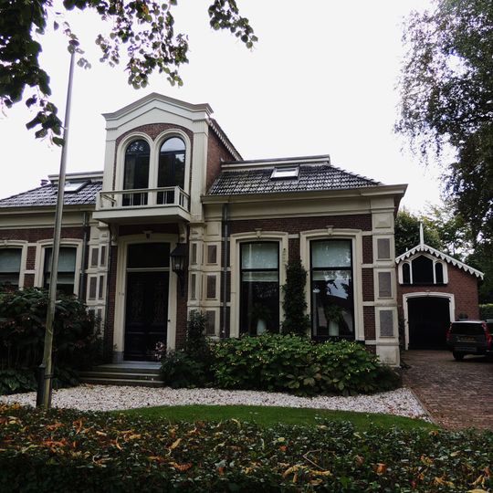 Woonhuis met aangebouwd koetshuis