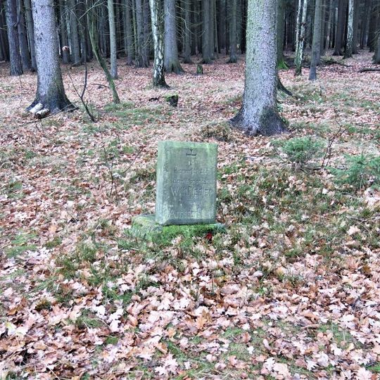 Fiedlerův pomník v lese západně od Arnoltic