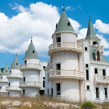 Unusual places around the world: abandoned sites, mysterious locations, natural phenomena