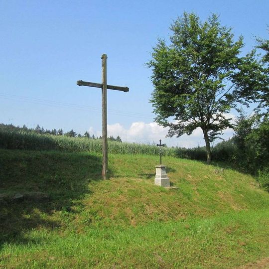 Dřevěný kříž u Potvorova u polní cesty k vlakové zastávce