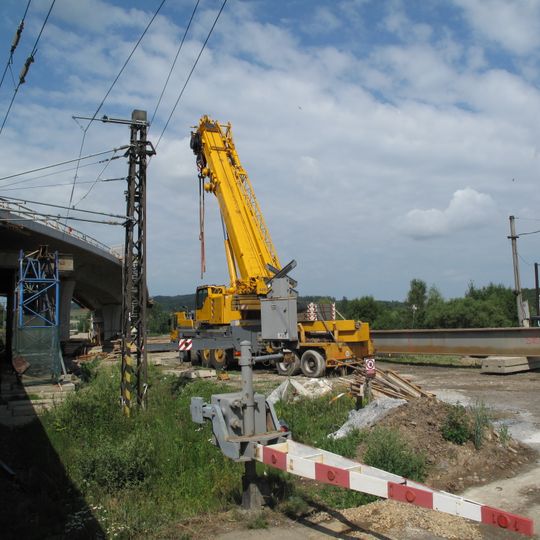 Most silnice II/235 přes železniční trať v Kařezu